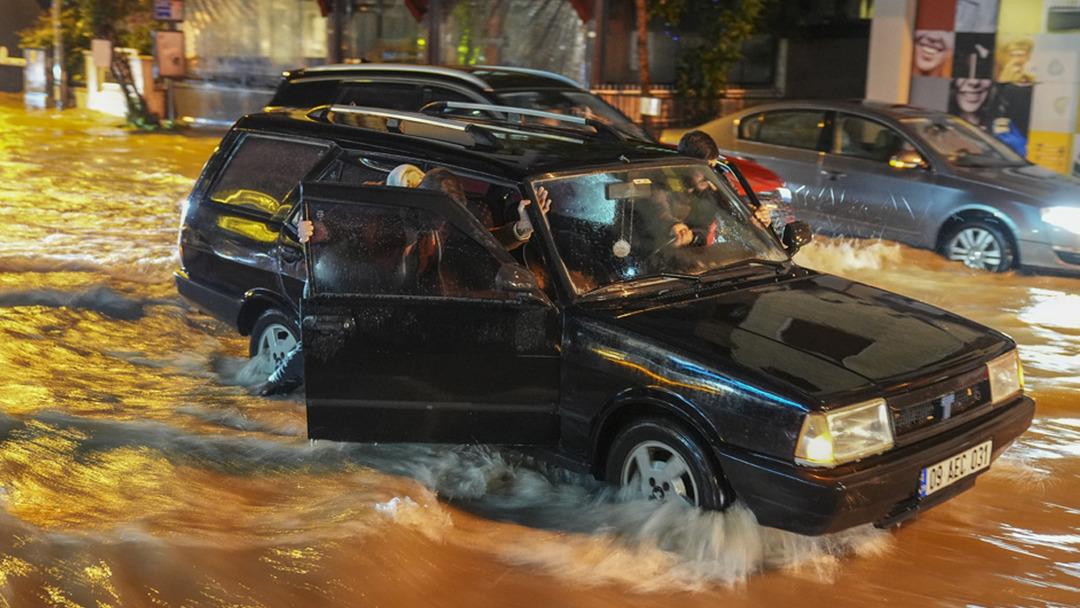 İzmir de sağanak yağmur ve fırtına sonrası meydana gelen sel, hayatı felç etti 4
