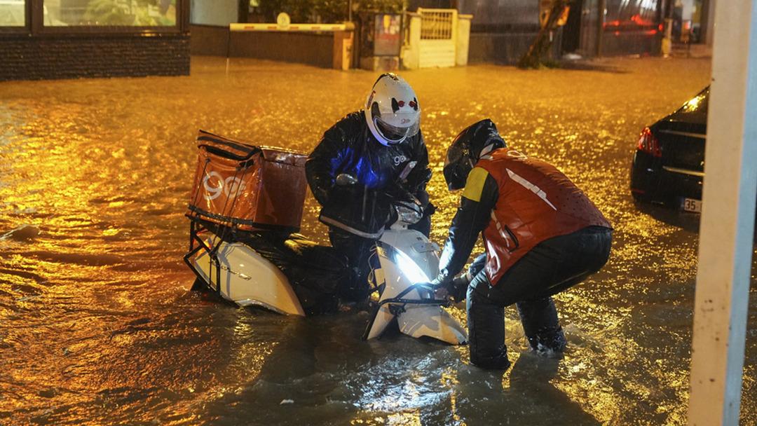 İzmir de sağanak yağmur ve fırtına sonrası meydana gelen sel, hayatı felç etti 3