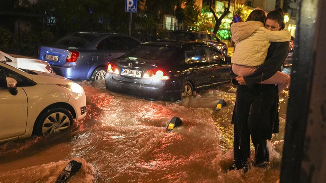 İzmir de sağanak yağmur ve fırtına sonrası meydana gelen sel, hayatı felç etti 2
