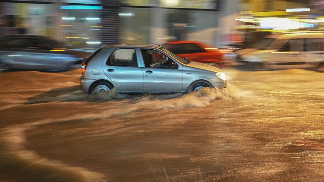 İzmir de sağanak yağmur ve fırtına sonrası meydana gelen sel, hayatı felç etti 6