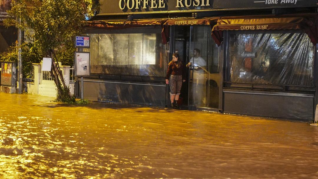 İzmir de sağanak yağmur ve fırtına sonrası meydana gelen sel, hayatı felç etti 7