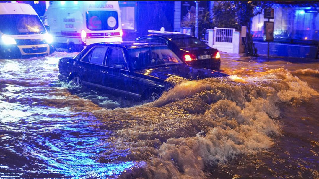 İzmir de sağanak yağmur ve fırtına sonrası meydana gelen sel, hayatı felç etti 9