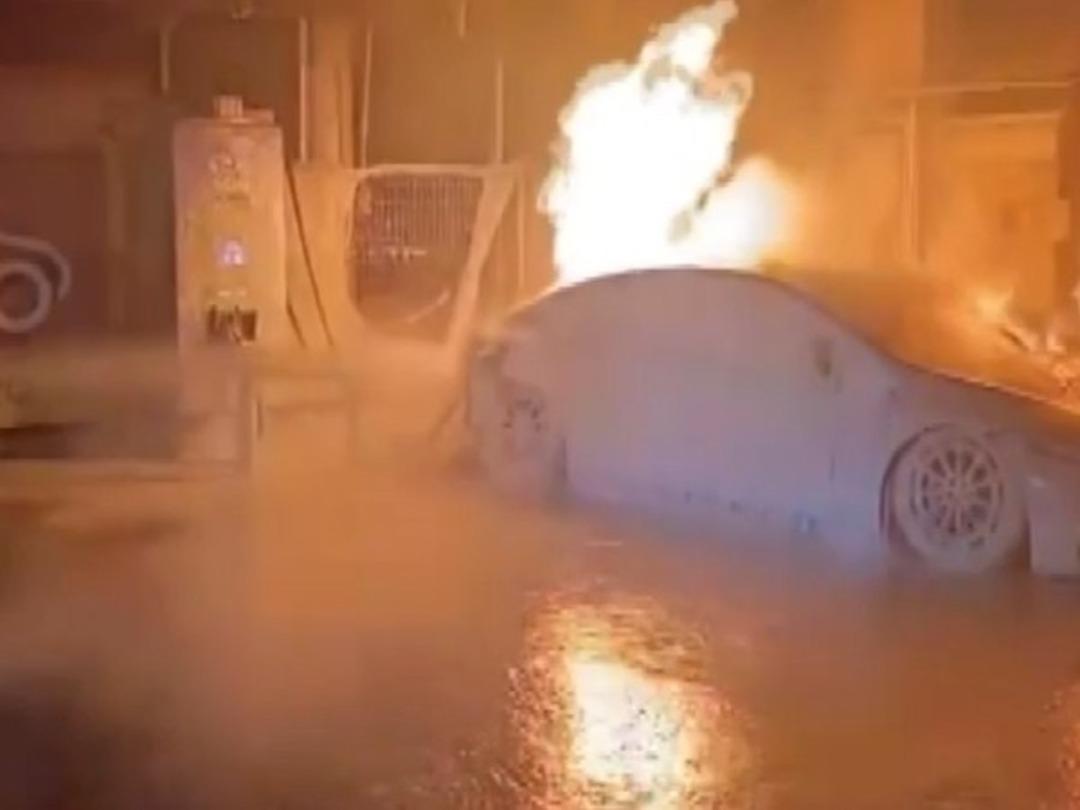 Manisa&rsquo;da sağanak yağış etkili oldu: Otomobil dereye d&uuml;şt&uuml;, elektrikli otomobil alev aldı 3