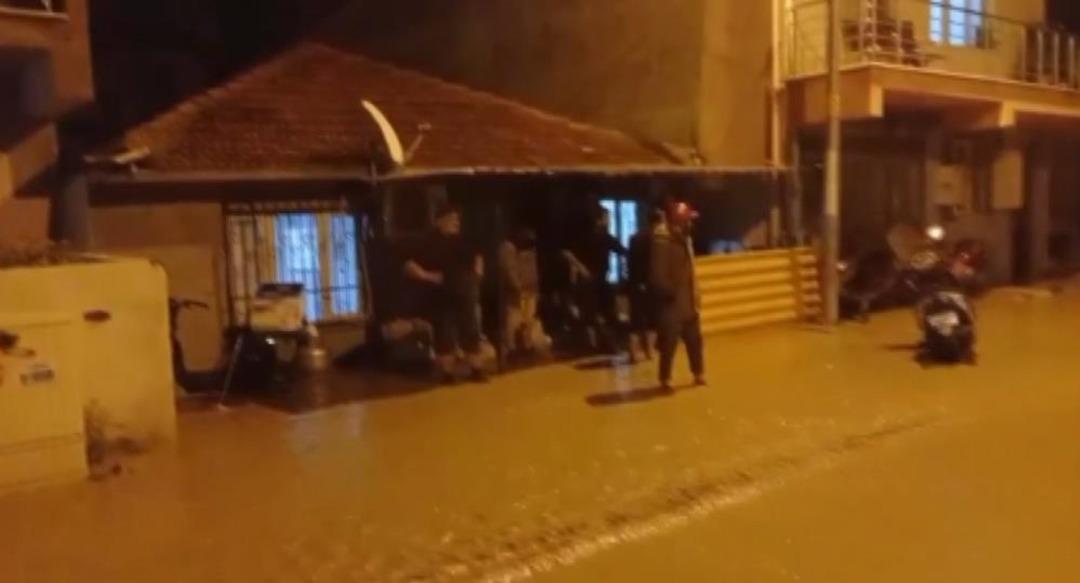 Manisa&rsquo;da sağanak yağış etkili oldu: Otomobil dereye d&uuml;şt&uuml;, elektrikli otomobil alev aldı 2