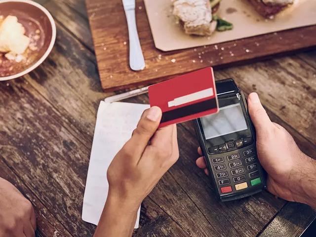 Restoranlarda yeni d&ouml;nem: Servis &uuml;creti, masa &uuml;creti, kuver &uuml;creti resmen yasaklandı