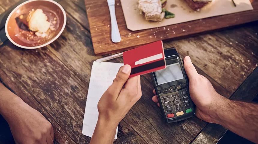 Restoranlarda yeni d&ouml;nem: Servis &uuml;creti, masa &uuml;creti, kuver &uuml;creti resmen yasaklandı