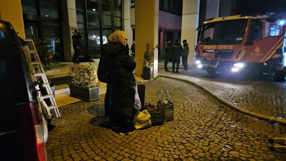 Beyoğlu&rsquo;nda otelde &ccedil;ıkan yangında mahsur kalan 3 kişi ve bir k&ouml;pek kurtarıldı 1