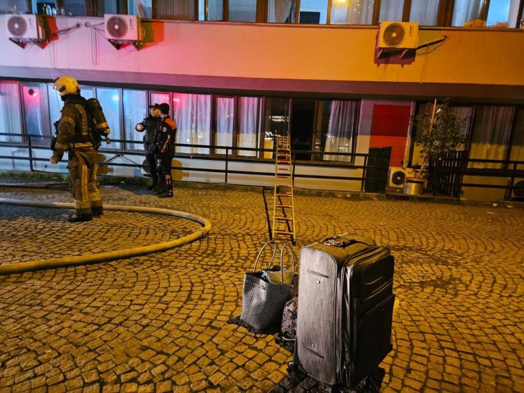 Beyoğlu&rsquo;nda otelde &ccedil;ıkan yangında mahsur kalan 3 kişi ve bir k&ouml;pek kurtarıldı 2