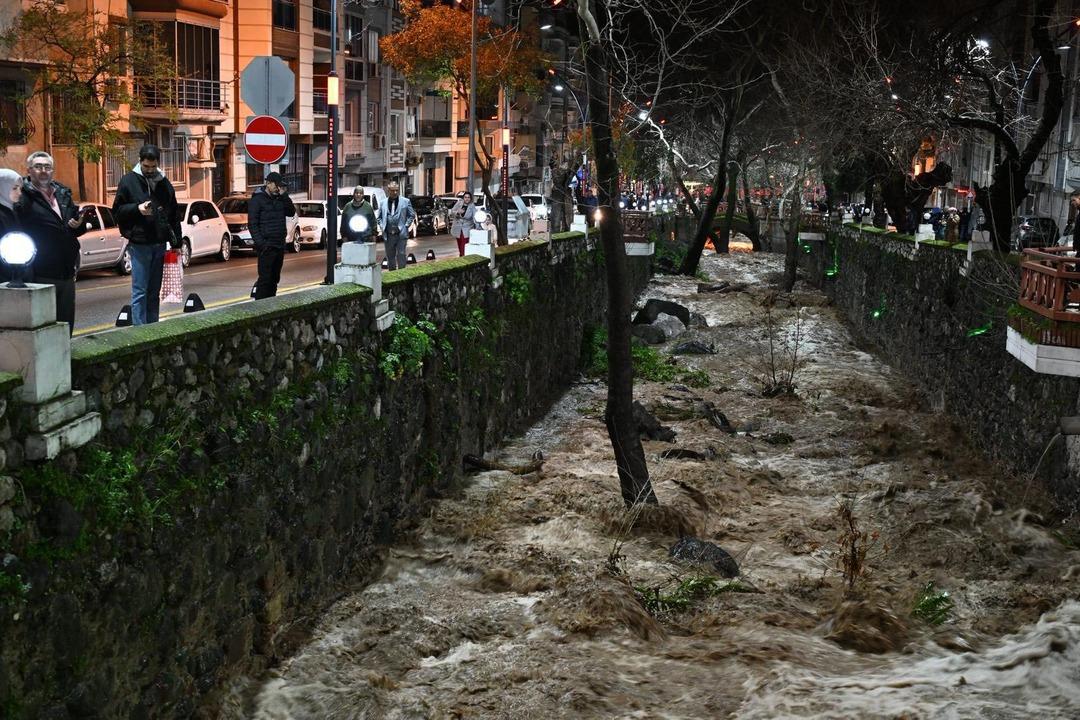 &Ccedil;anakkale, Manisa, İzmir... Sağanak hayatı fel&ccedil; etti! Bir kişi sele kapıldı 6