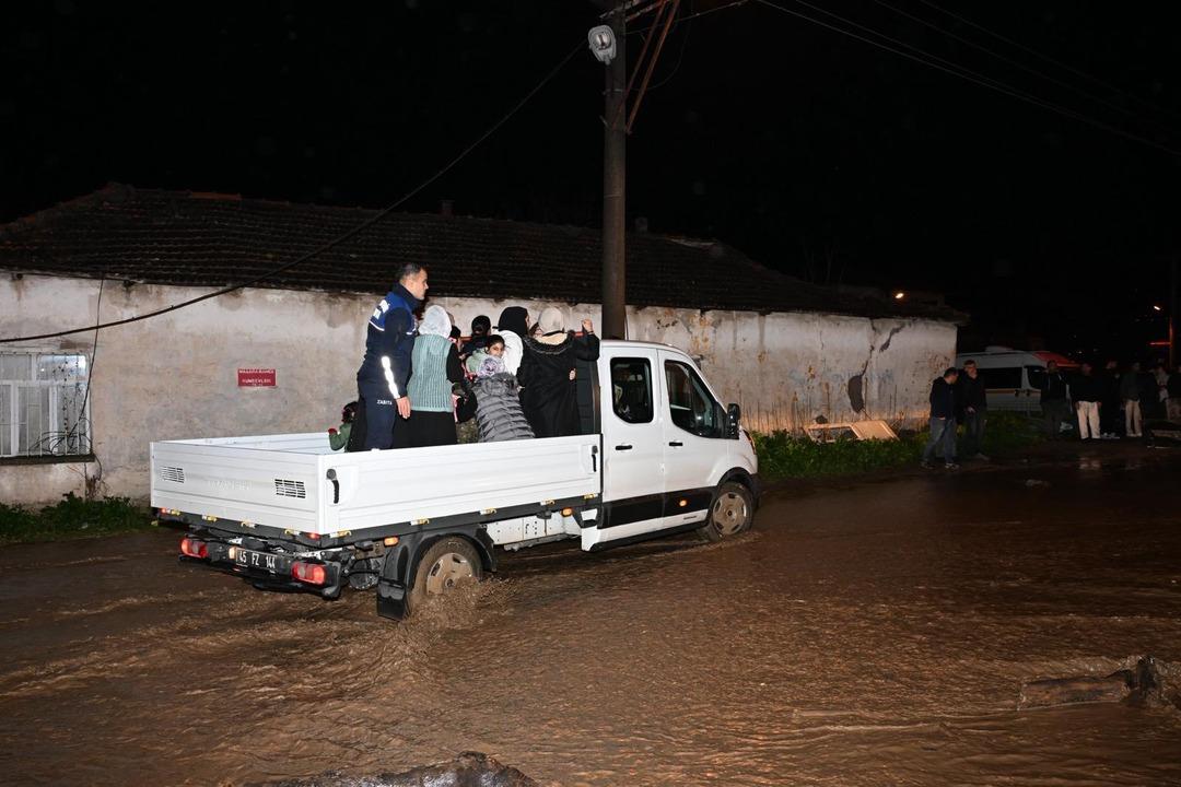 &Ccedil;anakkale, Manisa, İzmir... Sağanak hayatı fel&ccedil; etti! Bir kişi sele kapıldı 7
