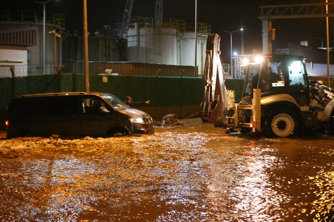 &Ccedil;anakkale, Manisa, İzmir... Sağanak hayatı fel&ccedil; etti! Bir kişi sele kapıldı 1
