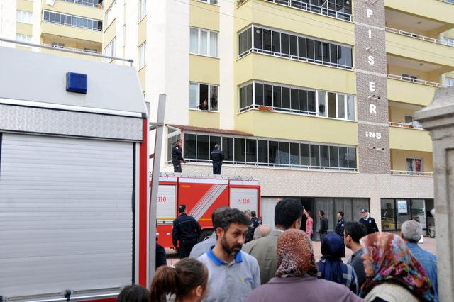 Bunalıma giren kadın evi ateşe verip, bileklerini kesti