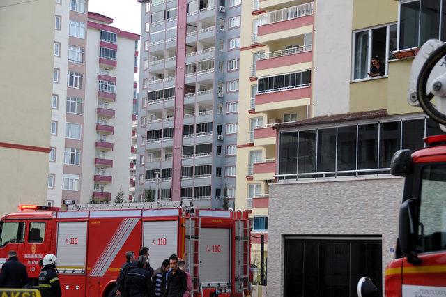 Bunalıma giren kadın evi ateşe verip, bileklerini kesti