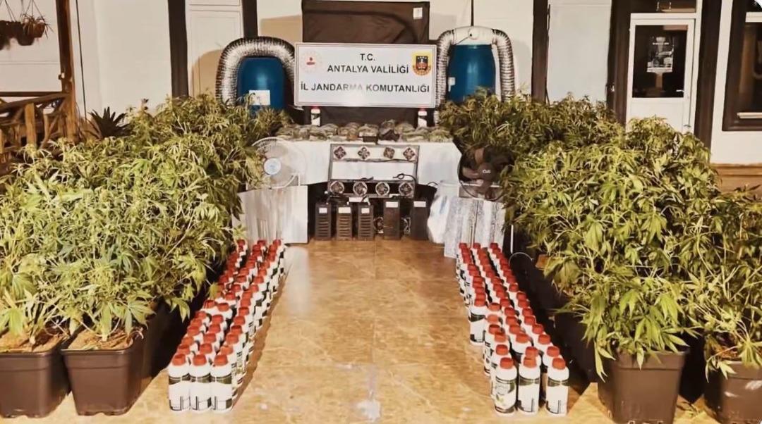 23 ilde uyuşturucu operasyonu! Ali Yerlikaya duyurdu:  6 milyon adet uyuşturucu hap ele ge&ccedil;irdi  1