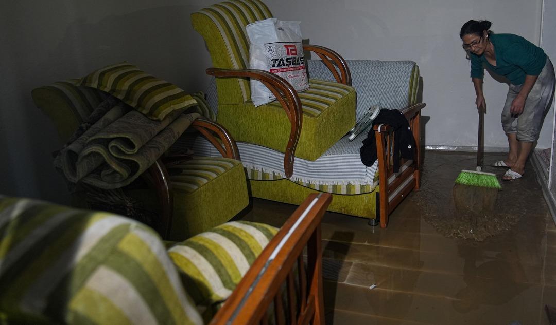 &Ccedil;anakkale, Manisa, İzmir... Sağanak hayatı fel&ccedil; etti! Bir kişi sele kapıldı 5