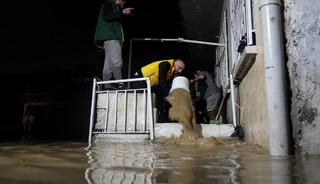 &Ccedil;anakkale, Manisa, İzmir... Sağanak hayatı fel&ccedil; etti! Bir kişi sele kapıldı