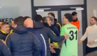 Fenerbah&ccedil;e ma&ccedil;ının devre arasında ortalık karışmış! G&ouml;r&uuml;nt&uuml;ler ortaya &ccedil;ıktı