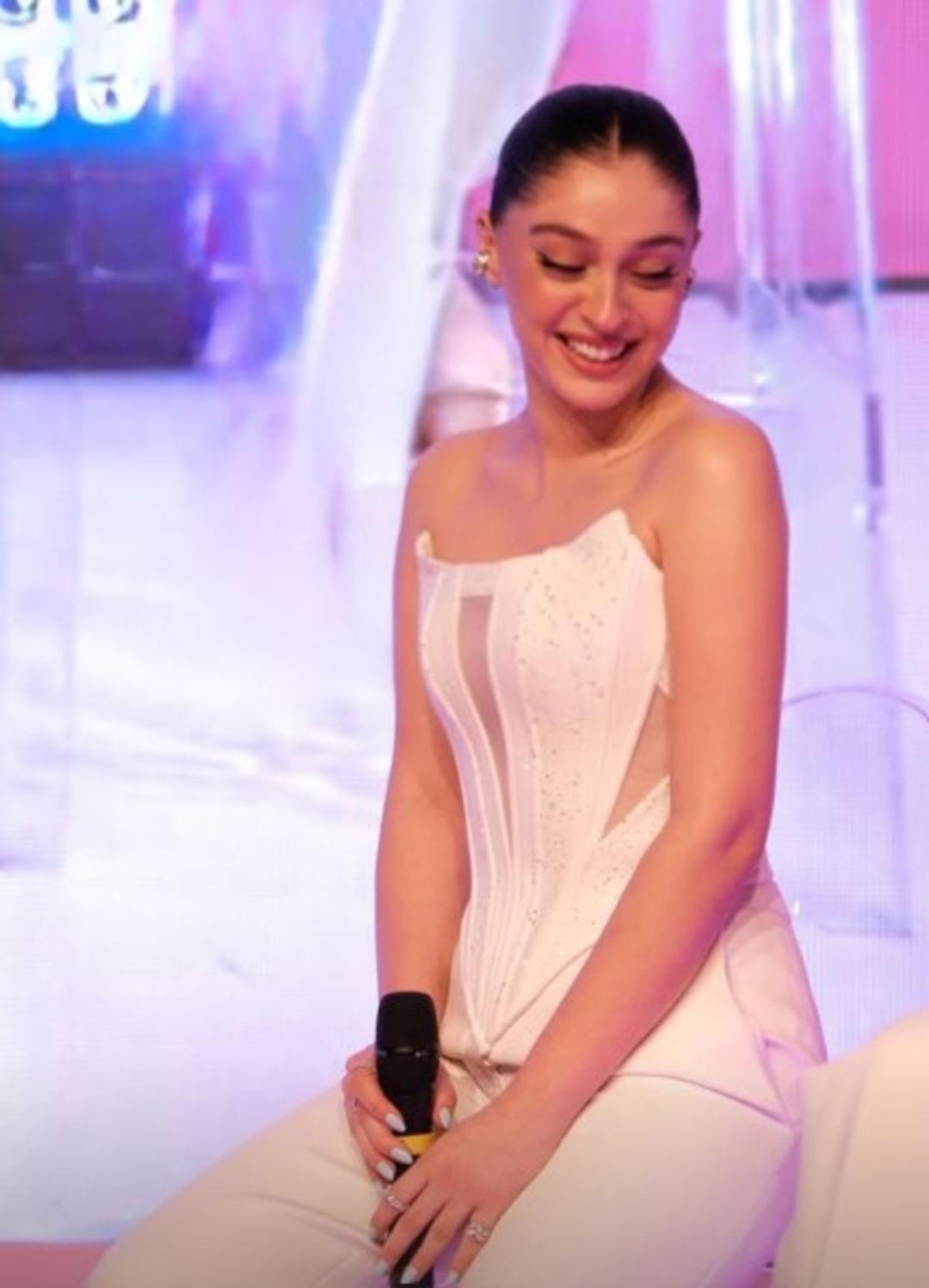 Cemre Baysel &ouml;zel gece i&ccedil;in hazırlandı! Beyaza b&uuml;r&uuml;nd&uuml;  3