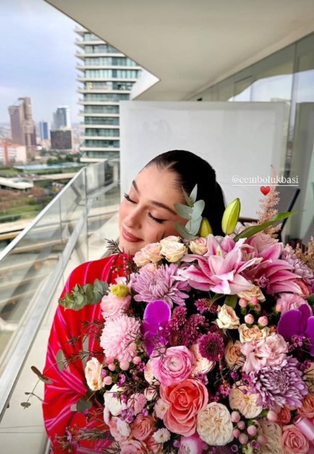 Cemre Baysel &ouml;zel gece i&ccedil;in hazırlandı! Beyaza b&uuml;r&uuml;nd&uuml;  2