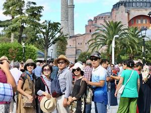 T&Uuml;İK a&ccedil;ıkladı! Turizm gelirinde tarihi rekor: 65 milyar doları aştı