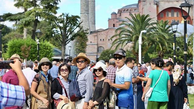 T&Uuml;İK a&ccedil;ıkladı! Turizm gelirinde tarihi rekor: 65 milyar doları aştı