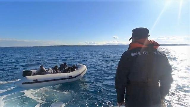 İzmir açıklarında 43 düzensiz göçmen yakalandı