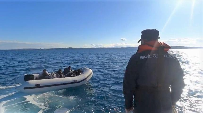 İzmir a&ccedil;ıklarında 43 d&uuml;zensiz g&ouml;&ccedil;men yakalandı