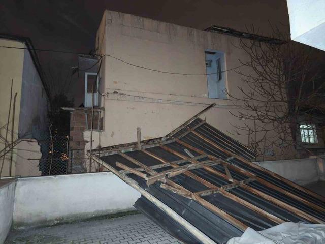 Denizli&rsquo;de fırtına ağa&ccedil;ları devirdi, &ccedil;atıları u&ccedil;urdu 1