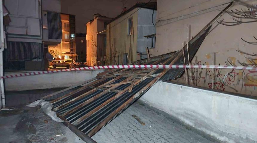 Denizli&rsquo;de fırtına ağa&ccedil;ları devirdi, &ccedil;atıları u&ccedil;urdu