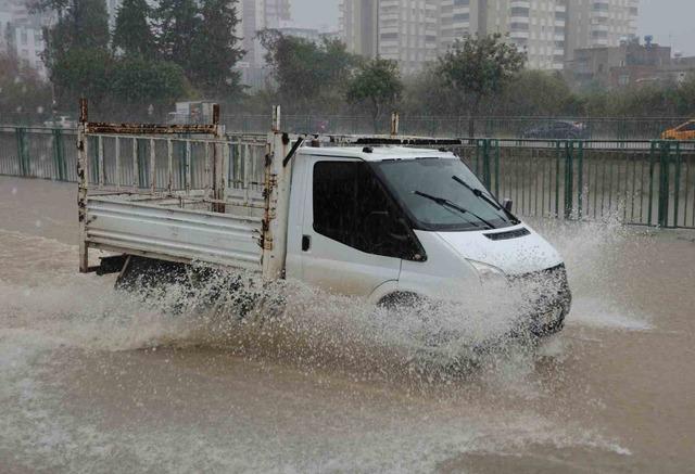 Adana&rsquo;da şiddetli yağış yolları g&ouml;le &ccedil;evirdi, apartmanları su bastı 9