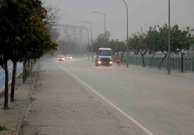 Adana&rsquo;da şiddetli yağış yolları g&ouml;le &ccedil;evirdi, apartmanları su bastı 8
