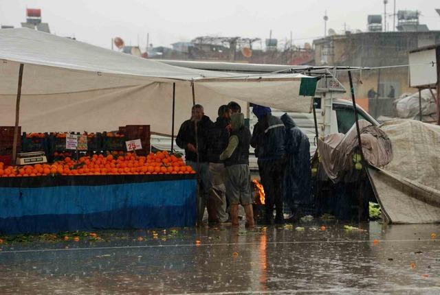 Adana&rsquo;da şiddetli yağış yolları g&ouml;le &ccedil;evirdi, apartmanları su bastı 7