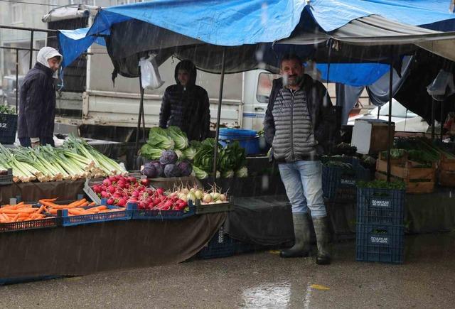 Adana&rsquo;da şiddetli yağış yolları g&ouml;le &ccedil;evirdi, apartmanları su bastı 6