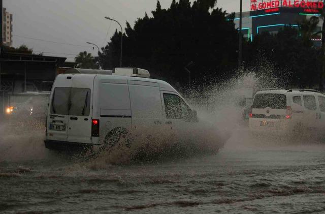 Adana&rsquo;da şiddetli yağış yolları g&ouml;le &ccedil;evirdi, apartmanları su bastı 5