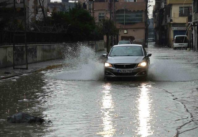 Adana&rsquo;da şiddetli yağış yolları g&ouml;le &ccedil;evirdi, apartmanları su bastı 4