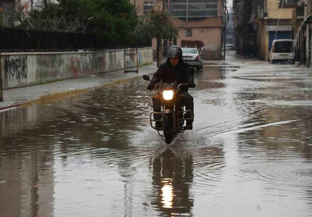 Adana&rsquo;da şiddetli yağış yolları g&ouml;le &ccedil;evirdi, apartmanları su bastı 2