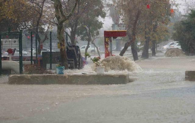 Adana&rsquo;da şiddetli yağış yolları g&ouml;le &ccedil;evirdi, apartmanları su bastı 1