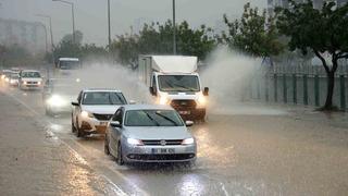 Adana’da şiddetli yağış yolları göle çevirdi, apartmanları su bastı