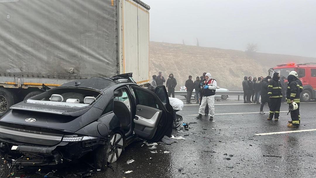 10 ara&ccedil; birbirine girdi! Gaziantep - Şanlıurfa otoyolunda zincirleme kaza: 2 &ouml;l&uuml;, 10 yaralı 1