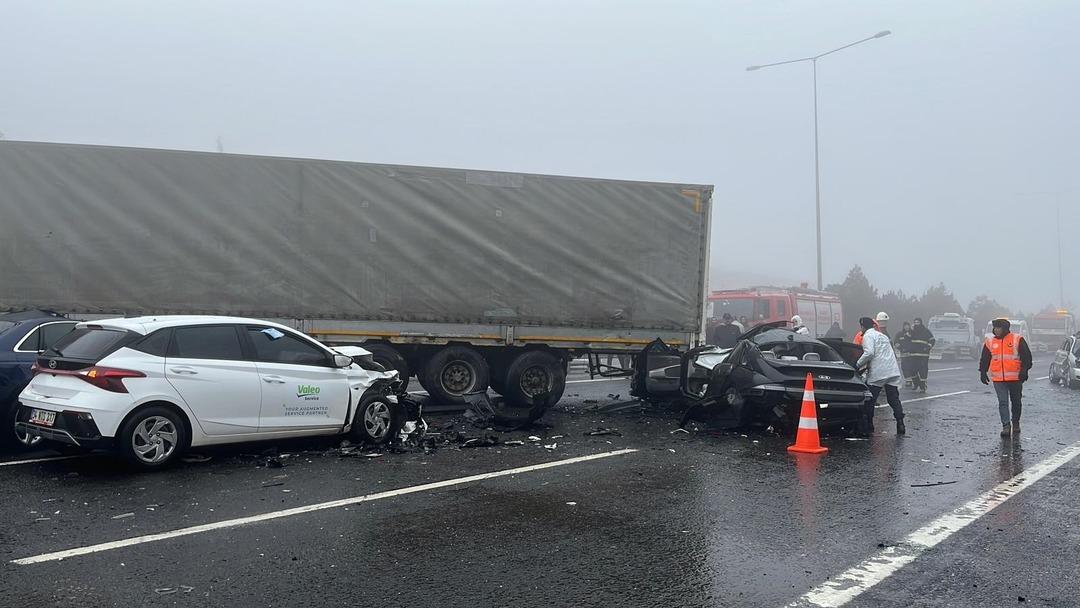 10 ara&ccedil; birbirine girdi! Gaziantep - Şanlıurfa otoyolunda zincirleme kaza: 2 &ouml;l&uuml;, 10 yaralı 2