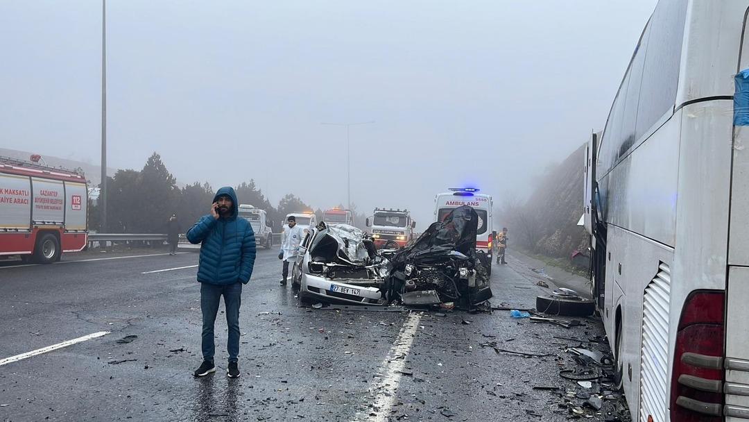 10 ara&ccedil; birbirine girdi! Gaziantep - Şanlıurfa otoyolunda zincirleme kaza: 2 &ouml;l&uuml;, 10 yaralı 3