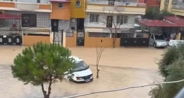 Adana&rsquo;da sağanak hayatı fel&ccedil; etti: Ara&ccedil;larında mahsur kalan vatandaşları itfaiye kurtardı 3