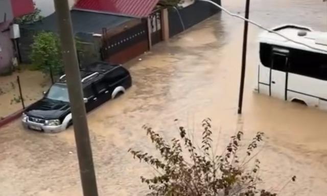 Adana&rsquo;da sağanak hayatı fel&ccedil; etti: Ara&ccedil;larında mahsur kalan vatandaşları itfaiye kurtardı 2