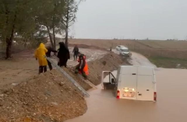 Adana&rsquo;da sağanak hayatı fel&ccedil; etti: Ara&ccedil;larında mahsur kalan vatandaşları itfaiye kurtardı 1