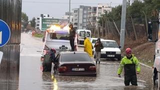 Adana’da sağanak hayatı felç etti: Araçlarında mahsur kalan vatandaşları itfaiye kurtardı