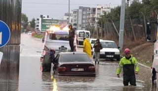 Adana&rsquo;da sağanak hayatı fel&ccedil; etti: Ara&ccedil;larında mahsur kalan vatandaşları itfaiye kurtardı