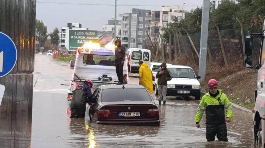 Adana&rsquo;da sağanak hayatı fel&ccedil; etti: Ara&ccedil;larında mahsur kalan vatandaşları itfaiye kurtardı