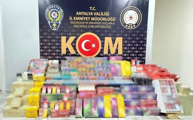 Antalya&rsquo;da son 1 haftada su&ccedil; işleme amacıyla &ouml;rg&uuml;t kurma ve ka&ccedil;ak&ccedil;ılık su&ccedil;larından 14 kişi tutuklandı 3