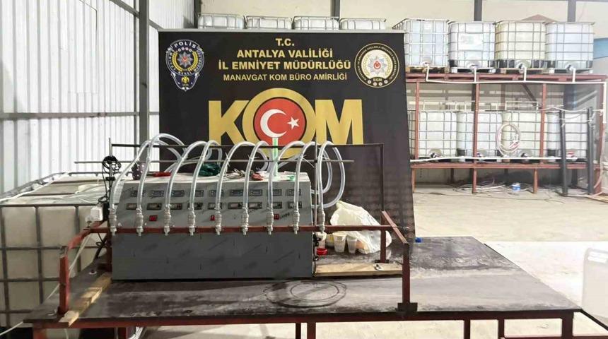 Antalya&rsquo;da son 1 haftada su&ccedil; işleme amacıyla &ouml;rg&uuml;t kurma ve ka&ccedil;ak&ccedil;ılık su&ccedil;larından 14 kişi tutuklandı