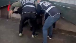 K&uuml;mesten gelen &ouml;ks&uuml;r&uuml;k sesi, 44 yıl hapis cezası olan firariyi yakalattı